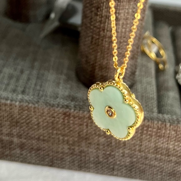 𝅺MOTHER of Pearl Flower Pendant | Gold Plated - Picture 8 of 9